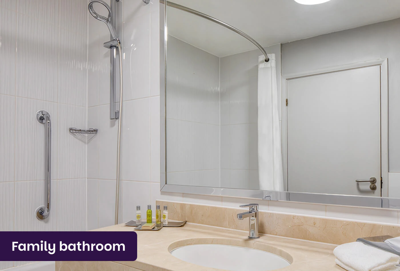 Family bathroom at Orida Newbury Hotel
