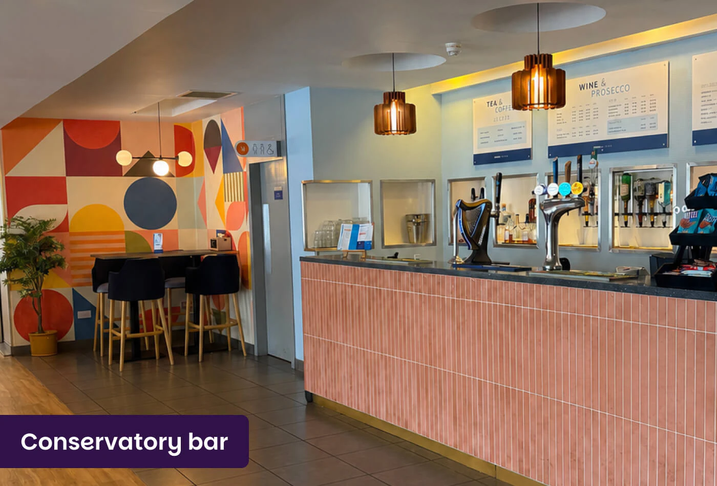 Conservatory bar lounge at Holiday Inn Express Southampton M27 J7